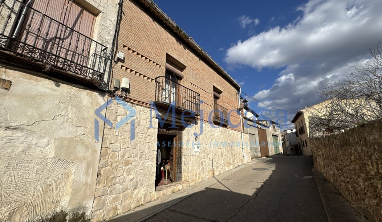 90959-21 Majestuosa vivienda histórica con cueva-bodega y parcela privada