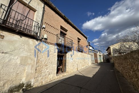 90959-21 Majestuosa vivienda histórica con cueva-bodega y parcela privada