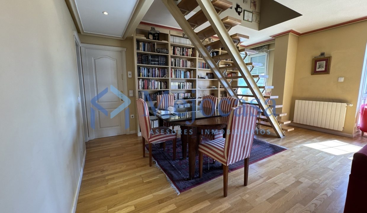 92820-07 Dúplex en urbanización con piscina y zonas ajardinadas en zona norte de Madrid