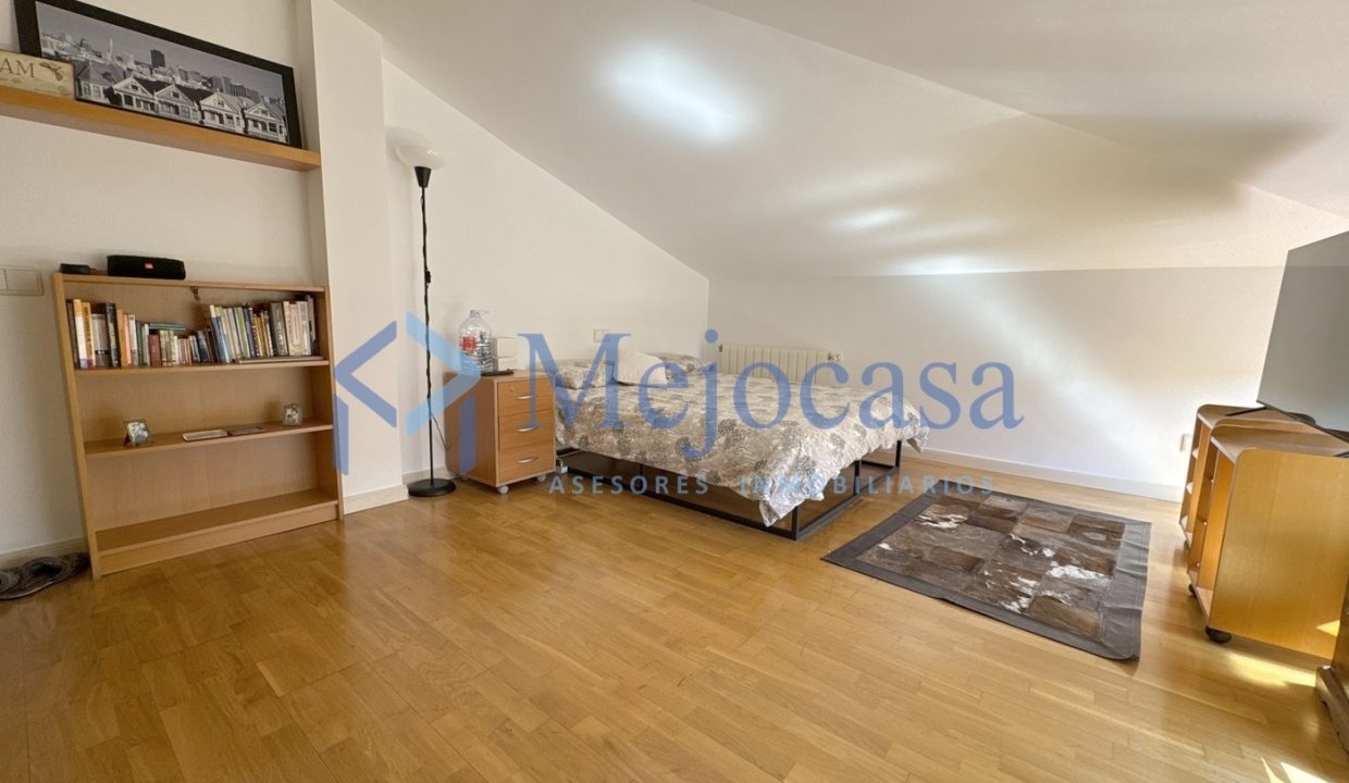 92820-17 Dúplex en urbanización con piscina y zonas ajardinadas en zona norte de Madrid