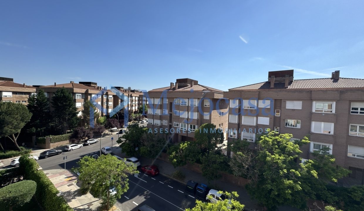 92820-25 Dúplex en urbanización con piscina y zonas ajardinadas en zona norte de Madrid