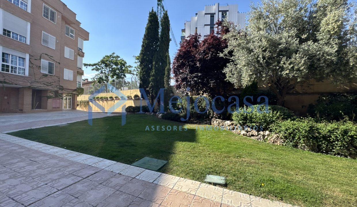 92820-29 Dúplex en urbanización con piscina y zonas ajardinadas en zona norte de Madrid