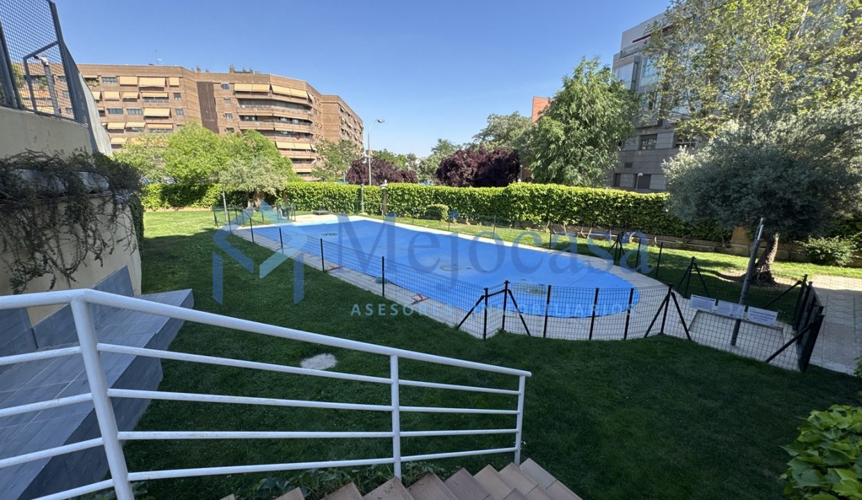 92820-30 Dúplex en urbanización con piscina y zonas ajardinadas en zona norte de Madrid