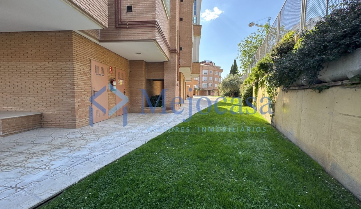 92820-31 Dúplex en urbanización con piscina y zonas ajardinadas en zona norte de Madrid