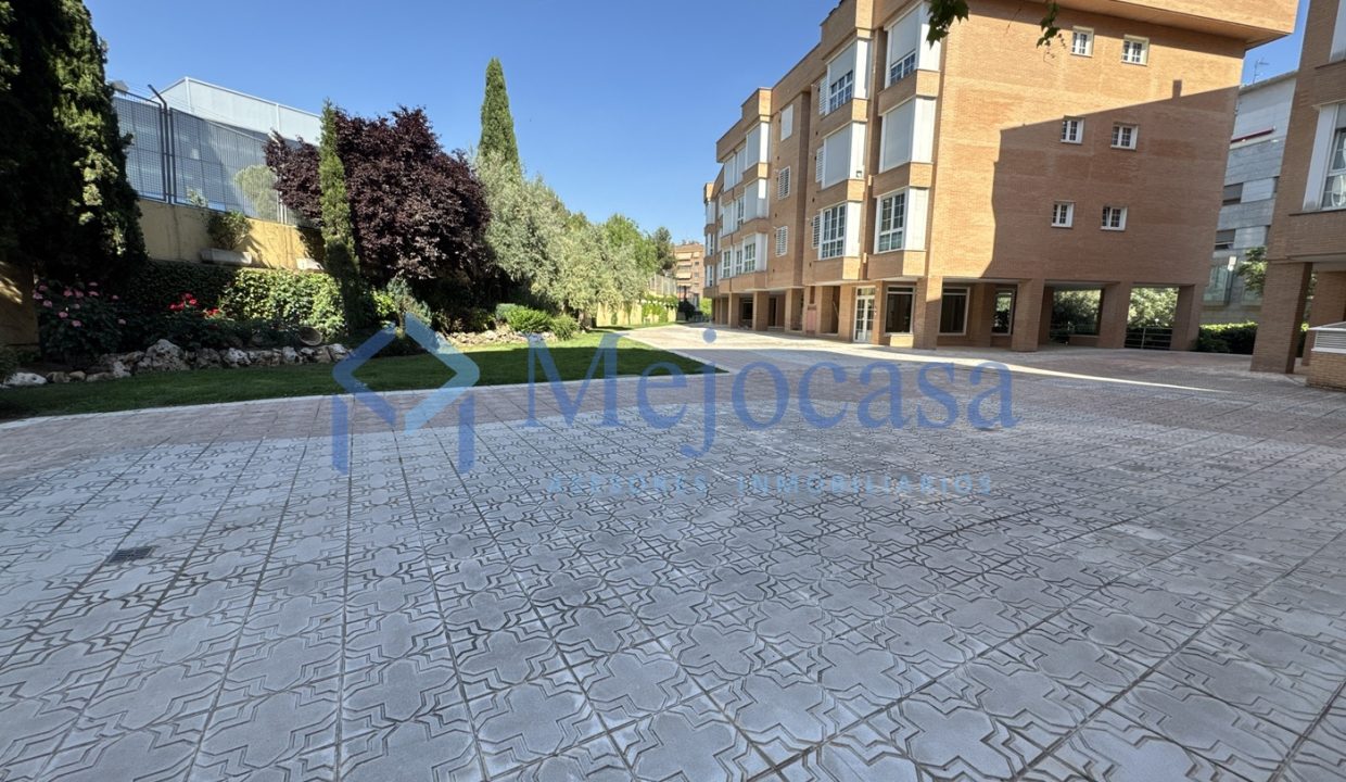 92820-32 Dúplex en urbanización con piscina y zonas ajardinadas en zona norte de Madrid