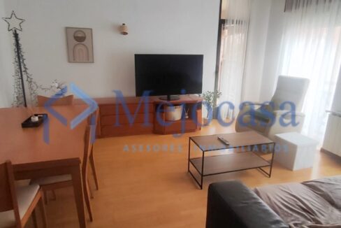 Vivienda luminosa con terraza en excelente ubicación.