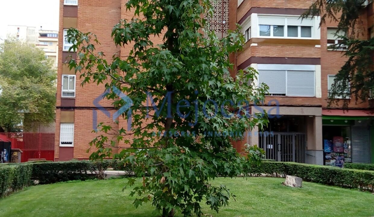 Inmejorable situación, calle Alcorisa en Canillas.