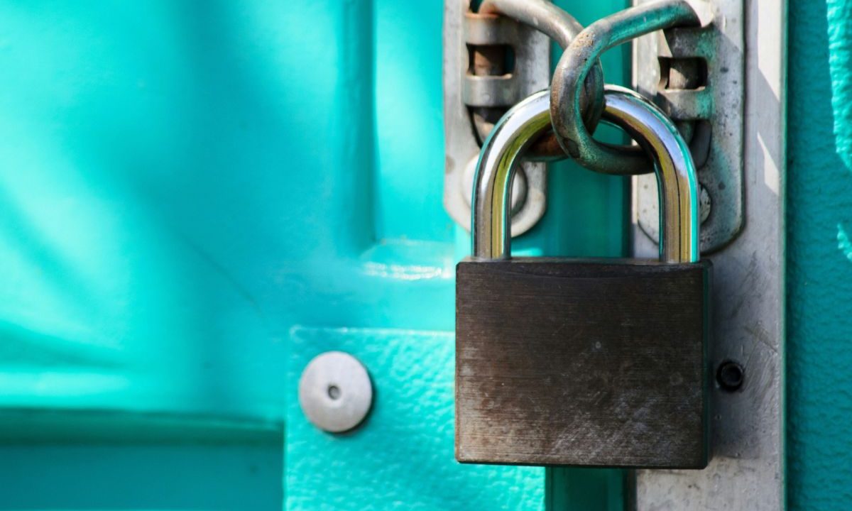 Casa embargada por hacienda para vender con candado en la puerta azul