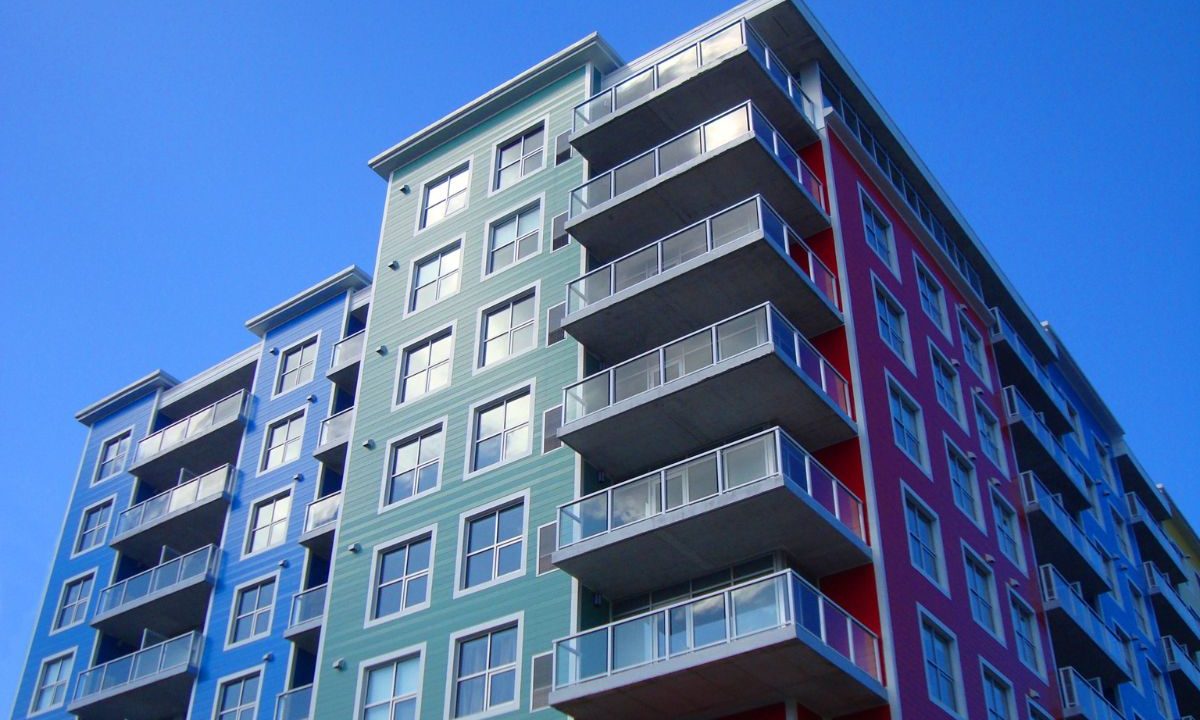 Bloques de edificios de colores azul, rojo y verde